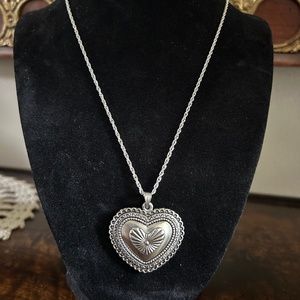 Silver tone rope necklace and heart pendant
